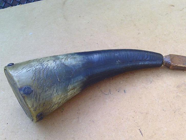 Antieke kruithoorn uit  1850 voor bij vuursteen pistool., Antiek en Kunst, Antiek | Gereedschap en Instrumenten, Ophalen of Verzenden