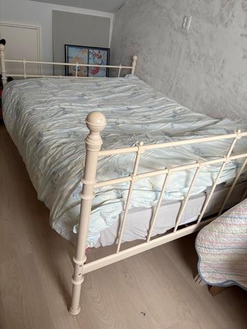 Creme twijfelaar bed
