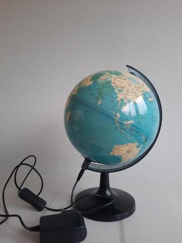 Wereldbol met Lamp en Evenaar beschikbaar voor biedingen