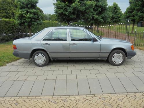 Mercedes benz    200            1987 Grijs  oldtimer, Auto's, Overige Auto's, Particulier, Metallic lak, Open dak, Benzine, Sedan