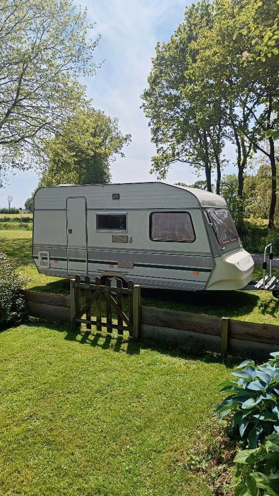 Chateau Chiara 430, Caravans en Kamperen, Caravans, Particulier, tot en met 4, 750 - 1000 kg, Treinzit, Chateau, Vast bed, 4 tot 5 meter