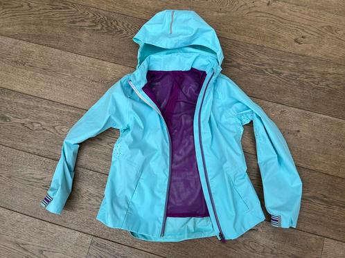 Mooi lichtblauw paars regenjasje Kalenji 133-142 goede staat, Kinderen en Baby's, Kinderkleding | Maat 134, Meisje, Jas, Ophalen of Verzenden