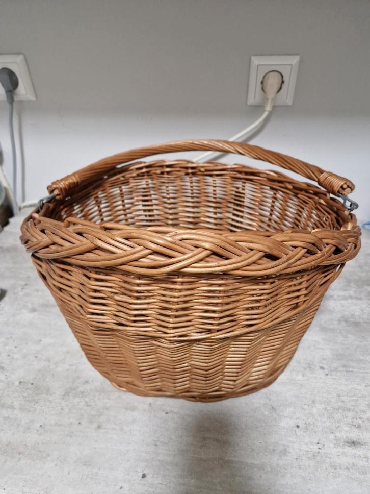 Mooi Rieten Fietsmandje met Stuurbeugel - 33x32x40 cm, Fietsen en Brommers, Fietsaccessoires | Fietsmanden, Gebruikt, Ophalen of Verzenden