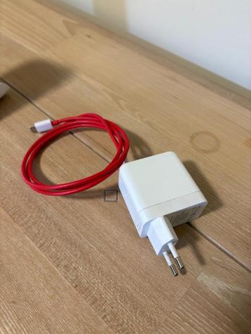OnePlus Warp Charge Draadloze Oplader 50W met Standaard beschikbaar voor biedingen