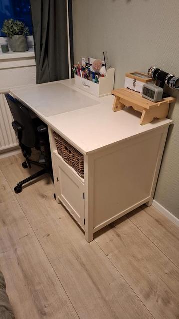 Leuk wit bureau met mandje.  beschikbaar voor biedingen