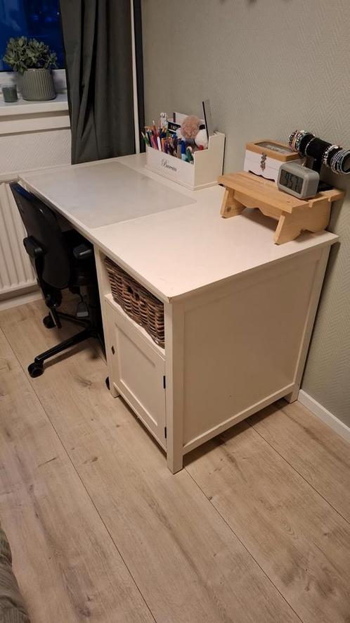 Leuk wit bureau met mandje., Huis en Inrichting, Bureaus, Gebruikt, Ophalen