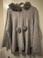 Grijze trui/poncho met bont capuchon - Nieuw, Kleding | Dames, Azara paris, Ophalen of Verzenden, Nieuw, Grijs