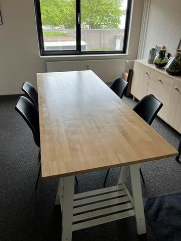 Eettafel met 4 stoelen beschikbaar voor biedingen