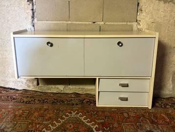 Vintage wandkast, hangkast beschikbaar voor biedingen