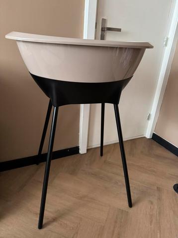 Baby badje met standaard beschikbaar voor biedingen