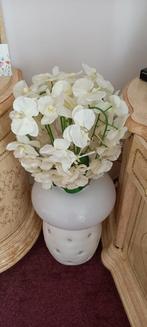 Witte orchideeën in ronde glazen vaas., Huis en Inrichting, Zo goed als nieuw, Ophalen