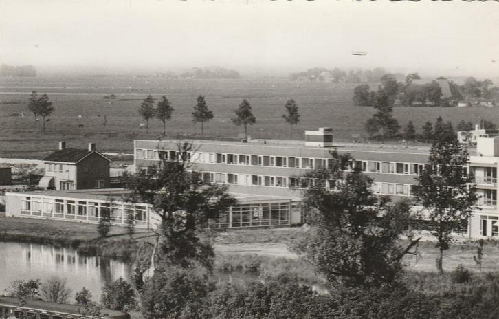 SNEEK R.K. Verpleegstershuis, Verzamelen, Ansichtkaarten | Nederland, Ongelopen, Friesland, 1960 tot 1980, Verzenden