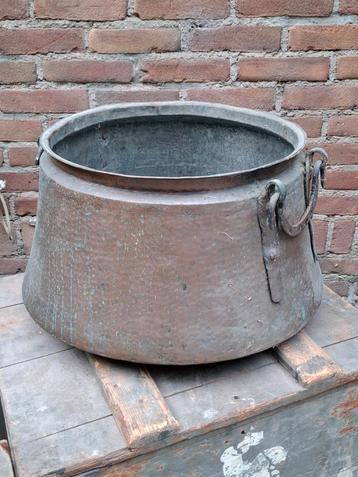 Oude antieke gehamerde koper ketel aker gesmede haardhout beschikbaar voor biedingen