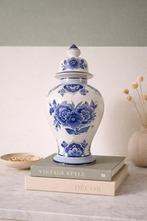 Vintage Delfts blauwe dekselvaas met bloemdecor - 30 cm hoog, Nvt, vintage, Blauw, Aardewerk of Porselein, Ophalen of Verzenden