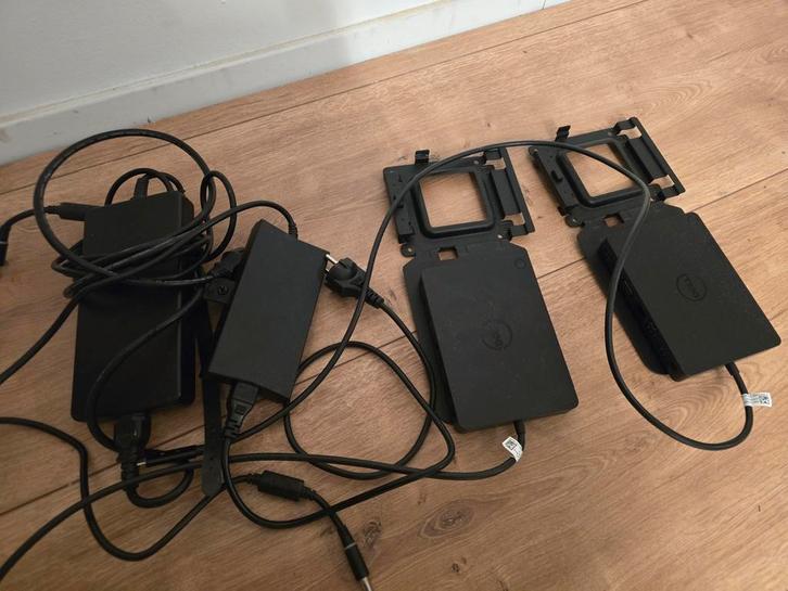 2x Dell WD15 Docking Station + Adapters + VESA, Computers en Software, Dockingstations, Ophalen of Verzenden