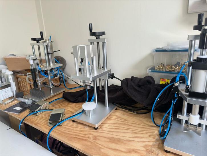 Pneumatische parfum Vul-/Sluitmachine - Werkbankopstelling, Zakelijke goederen, Machines en Bouw | Industrie en Techniek, Ophalen