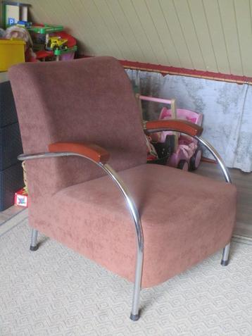 fauteuil  met metalen poten.