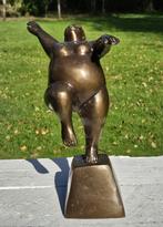 DIKKE DAME / bronzen beeld / armen omhoog, Ophalen of Verzenden