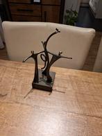 Bronzen beeldje drie personen en krul met vogel, Ophalen of Verzenden