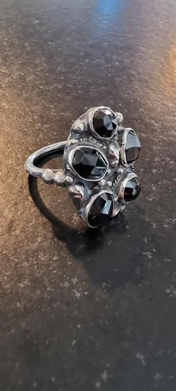 Zilveren antieke ring met vijf granaat stenen
