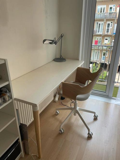 Bureau met houten poten (mogelojk inclusief lamp), Huis en Inrichting, Bureaus, Gebruikt, Bureau, Ophalen