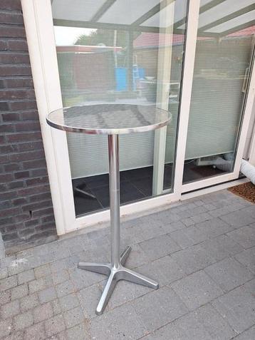 Roestvrijstalen staantafel beschikbaar voor biedingen