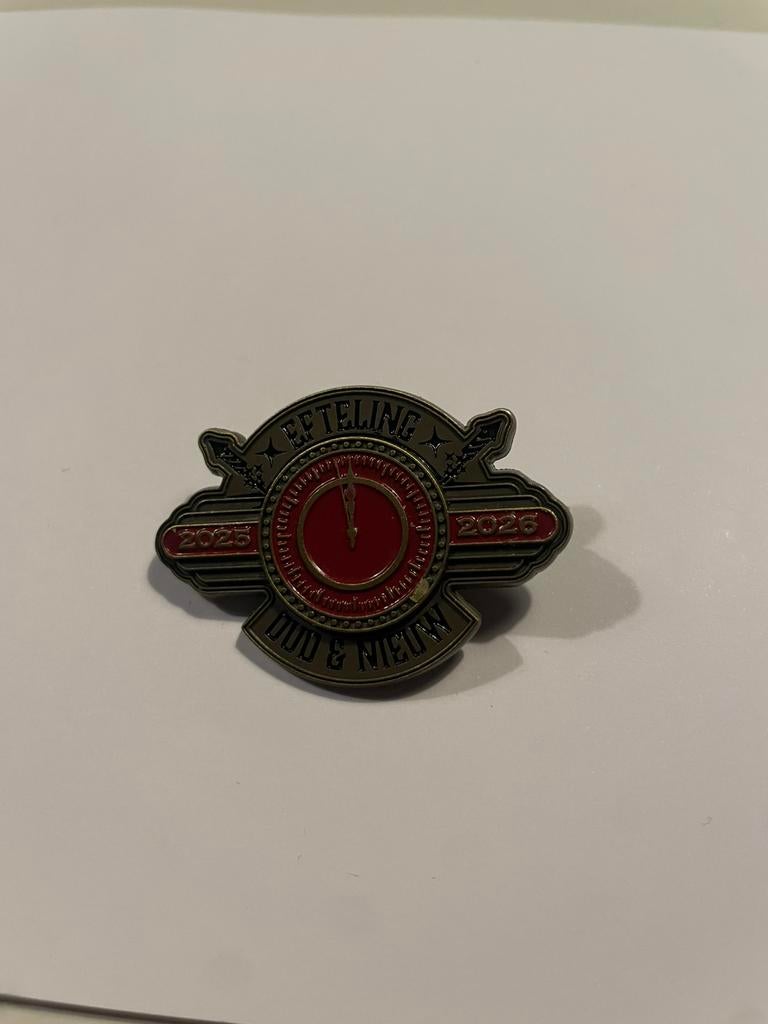 Pin Oud en Nieuw 2025, Ophalen of Verzenden, Nieuw, Button of Speldje