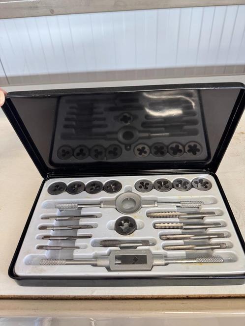 20-delige Tap- en Snijset in Metalen Koffer – Schroefdraad S, Doe-het-zelf en Verbouw, Gereedschapskisten, Zo goed als nieuw, Gevuld
