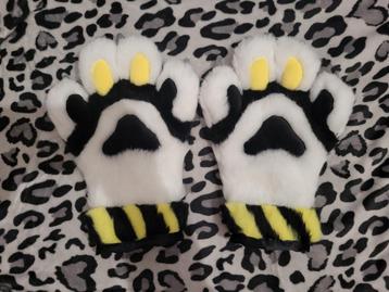 Fursuit handpaws beschikbaar voor biedingen