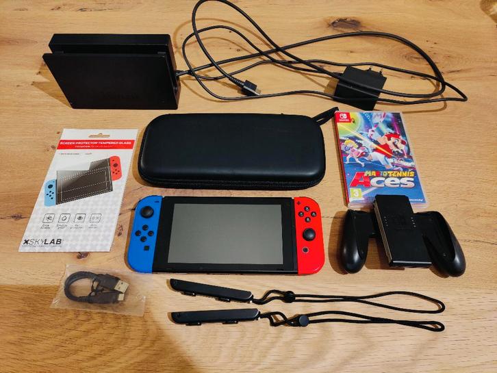 Nintendo Switch met toebehoren & Mario Tennis Aces, Spelcomputers en Games, Spelcomputers | Nintendo Switch, Zo goed als nieuw