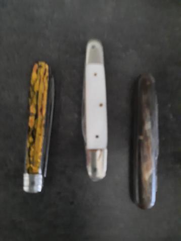 Drie zakmesje  beschikbaar voor biedingen