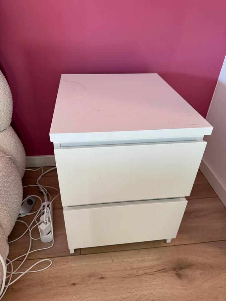 Gratis Malm nachtkastje - waterschade, Huis en Inrichting, Slaapkamer | Nachtkastjes, Gebruikt, Minder dan 55 cm, Minder dan 45 cm