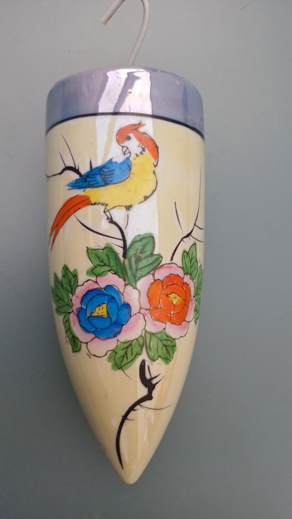 Oud handbeschilderd muurvaasje met bloemen en vogel, Antiek en Kunst, Antiek | Keramiek en Aardewerk, Ophalen of Verzenden