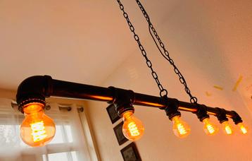 Industriele hanglamp boven eettafel beschikbaar voor biedingen
