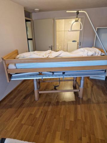 zorg / seniorenbed elektrisch verstelbaar beschikbaar voor biedingen