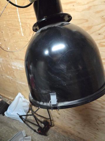 Grote zwarte IKEA lamp met melkglas beschikbaar voor biedingen