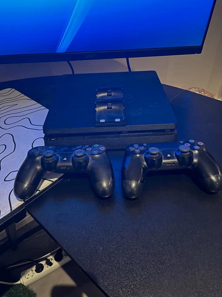 PS4 in goede staat + 5 games, Spelcomputers en Games, Spelcomputers | Sony PlayStation 4, Gebruikt, Original, 500 GB, Met 2 controllers