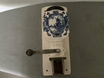 Antieke koffiemolen beschikbaar voor biedingen