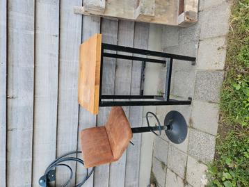 Statafel met kruk beschikbaar voor biedingen