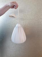 Midcentury glazen hanglamp  wit met kleur accenten zie fotos, Antiek en Kunst, Antiek | Lampen, Ophalen of Verzenden