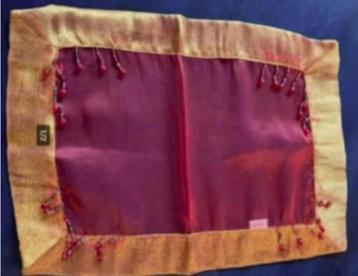 Glanzend kleedje, tafellaken, placemat met kraaltjes; nieuw beschikbaar voor biedingen