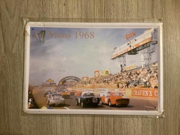 Bord gereproduceerd van poster of bord  24 uur Le Mans 1968. beschikbaar voor biedingen