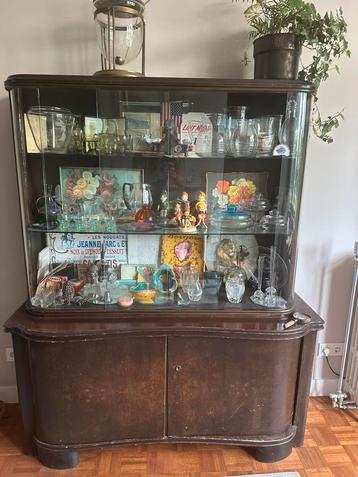 Vintage art déco vitrinekast met gebold glas beschikbaar voor biedingen