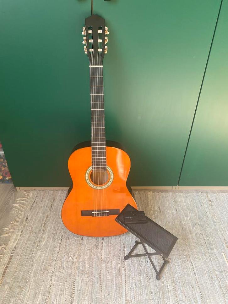 Akoestische Gitaar met voetenplankje en stemapparaat, Muziek en Instrumenten, Snaarinstrumenten | Gitaren | Akoestisch, Gebruikt