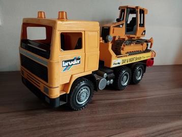 Bruder Vrachtwagen met bulldozer beschikbaar voor biedingen