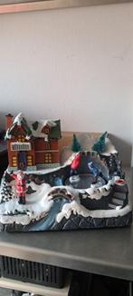Kersttafereel met draaiende schaatsers (Z258-20), Ophalen of Verzenden, Zo goed als nieuw