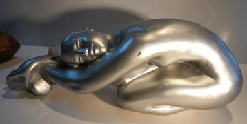 Betonnen beeld van zittende danseres beschikbaar voor biedingen