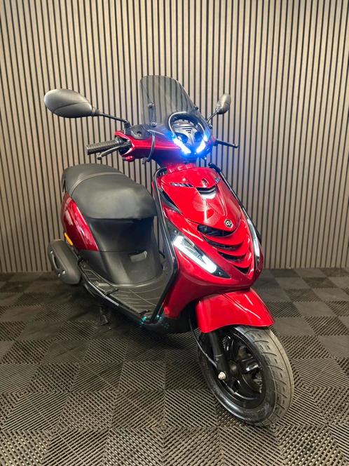 PIAGGIO ZIP 4T 3V BROM 2020 FULL OPTION CANDY ROOD, Fietsen en Brommers, Scooters | Piaggio, Zo goed als nieuw, Zip, Maximaal 45 km/u