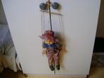 marionette clown op houten schommel 49l alleen broek verkleu, Ophalen of Verzenden, Gebruikt, Pop