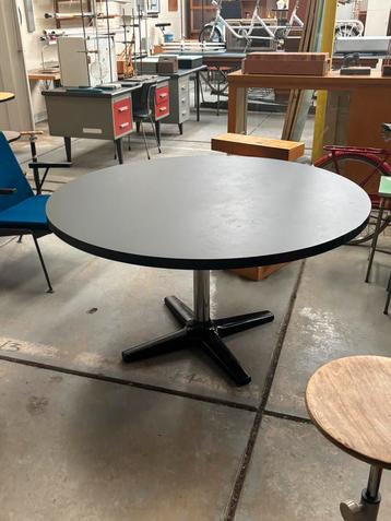 Vintage ronde tafel beschikbaar voor biedingen